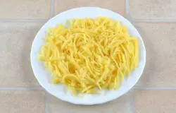 Сыр натереть на крупной терке.