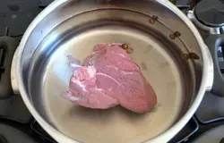 Готовим говяжий бульон. Мясо положить в кастрюлю, залить 1,2 л воды. Посолить, добавить душистый перец горошком. Варить 1-2 часа до полной готовности мяса.