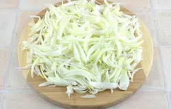 Лук почистить, порезать тонкими полукольцами.