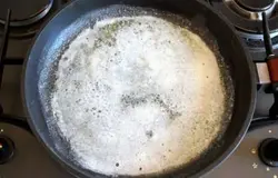 На сковороду положить сливочное масло, растопить.