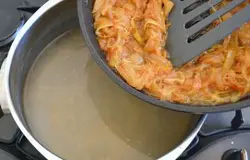 Из бульона вынуть мясо и душистый перец. В бульон положить лук.