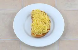 Сверху положить натертый на терке сыр.