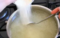 Вынуть овощи из бульона (они не понадобятся). В бульон при помешивании всыпать манку, хорошо посолить, поперчить. Варить 3 минуты.
