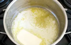 Готовим «ореховое» масло. Масло положить в кастрюльку с толстым дном, поставить на огонь, растопить.