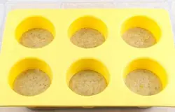 Формочки хорошо смазать маслом (я использовала силиконовые, также еще хорошо подходят металлические). Налить в формочки тесто, поставить в разогретую до 220 градусов духовку. Готовить примерно 20-25 минут.