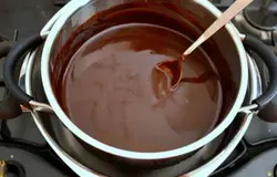 Растопить шоколад и масло в однородную смесь (периодически перемешивать ложкой). Затем снять с огня и слегка остудить.