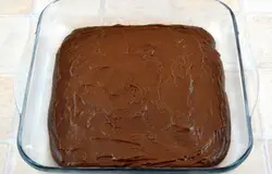 Форму смазать маслом (у меня форма 25х25 см). Вылить тесто, разровнять. Поставить в разогретую до 180 градусов духовку. Выпекать примерно 20-25 минут (я выпекала ровно 25).