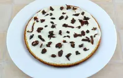 Сверху разложить кусочки чернослива.