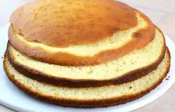 Выпеченный корж разрезать на 4 коржа.