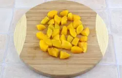 Персики порезать крупными кусочками.