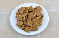 Печенье поломать крупными кусочками.