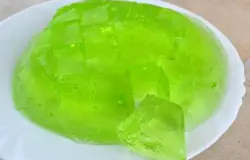 Порезать оба желе на крупные кусочки прямо на тарелке.