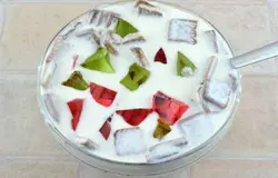 Добавить персики, печенье и кусочки желе (аккуратно отделять их по одному от общей массы). Аккуратно немного перемешать ложкой.
