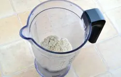 Овсяные хлопья измельчить в блендере (измельчителе, кофемолке).