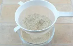Полученную муку просеять (готовой муки должно быть 70 г).