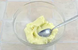 Мягкое сливочное масло растереть с сахаром и ванильным сахаром.