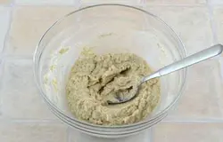Добавить овсяную муку и 4 ст.л. воды, хорошо перемешать.