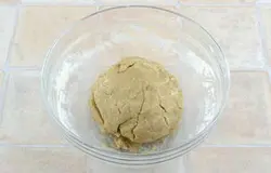 Муку соединить с корицей, содой, и солью. Добавить частями муку, каждый раз хорошо перемешивая. Затем руками слепить тесто в шар (при необходимости можно добавить еще пару ложек воды).