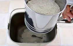 Сверху просеять взвешенную муку (я использую кружку-сито).