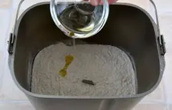 Влить масло (можно лить прямо из бутылки).