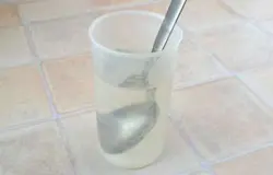 Отмерить воду мерным стаканом (стакан обычно идет в комплекте к хлебопечке). Добавить соль, сахар, перемешать.