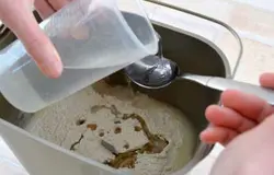 Постепенно влить воду, подставив ложку.