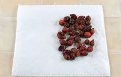 Шиповник положить на плотную бумажную салфетку (можно использовать и тканевую).