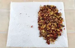 Закрыть салфеткой сверху и слегка постучать кухонным молотком для мяса. Шиповник, таким образом, отлично разбивается. Можно также растолочь в ступке, или измельчить любым другим известным вам способом.