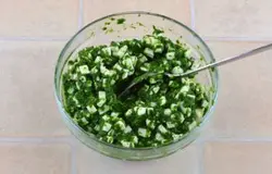 Добавить брынзу, перемешать. Начинка готова.