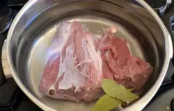 Говядину отварить с душистым перцем и лавровым листом в течение 1-2 часов, до полной готовности мяса.  В конце варки посолить.