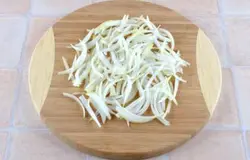 Лук почистить, порезать полукольцами.