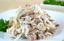 Салат из говядины и редьки очень сытный и сочный.