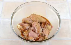 Все очень хорошо перемешать, и оставить мариноваться на 2-3 часа.  За это время пару раз перемешать.