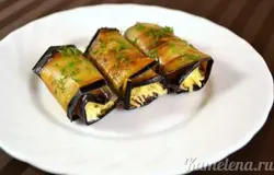 Готовые рулетики из баклажанов можно посыпать зеленью.  Употреблять их вкусно и в горячем и в холодном виде.