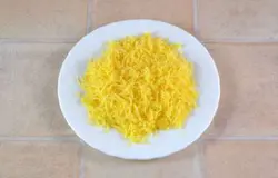 Сыр натереть на мелкой терке.