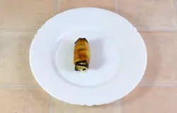 Свернуть баклажан в виде рулетика, начиная с широкой части.