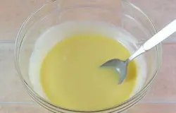 Мягкое сливочное масло смешать со сгущенкой в однородную массу (если плохо смешивается можно немного подогреть в микроволновке).