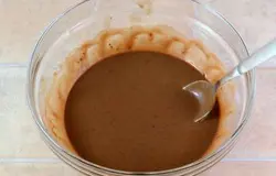 Добавить какао, коньяк, ванилин, перемешать.