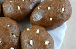 Можно по желанию из арахиса или миндаля, сделать «ростки» на пирожном. Я ошпарила кипятком миндаль, сняла шкурку, порезала на кусочки и воткнула их в пирожные. Поставить пирожные в холодильник не менее чем на 2 часа для пропитки.
