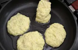 На разогретую сковороду налить растительное масло. Ложкой выложить кабачковую смесь в виде оладий, жарить 3-5 минут.