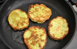 Перевернуть оладьи и пожарить с другой стороны. Закрыть крышкой, жарить еще 10-15 минут на минимальном огне.