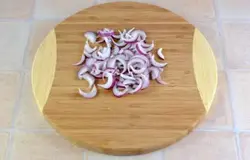 Лук почистить, порезать полукольцами.