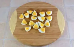 Яйца порезать крупными кусочками (я каждое яйцо разрезала пополам, и каждую половинку на 4 части).