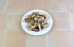 Если филе селедки в виде крупных кусочков, то порезать их на более мелкие.  Если сельдь целая ее необходимо предварительно выпотрошить, промыть, отделить филе и выбрать косточки.