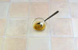 Делаем заправку. Смешать растительное масло, уксус и горчицу (солить не надо, так как сельдь достаточно соленый продукт).