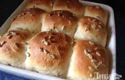 Отправляем выпекаться в духовку. Булочки пекутся быстро, минут 15. Как поверхность зарумянится, можно доставать. Накройте полотенцем.