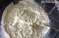 Просеиваем муку частями вместе с солью