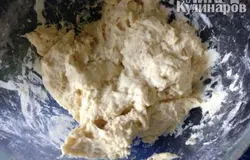 Замешиваем очень мягкое, липковатое тесто.  Вымешивайте его 5-10 минут.