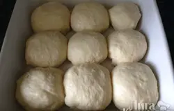 Разогреваем духовку до 200 С, а это время пусть булочки постоят под полотенцем.