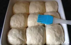 Поверхность смажьте молоком (можно яйцом, но тогда она будет глянцевая, как у пирожков, а не матовая как у хлеба).